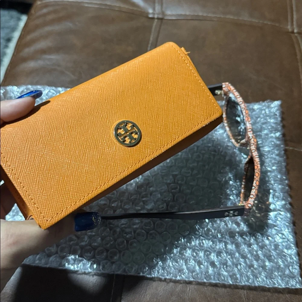 Like new Tory Burch Cat-Eye Sunglasses